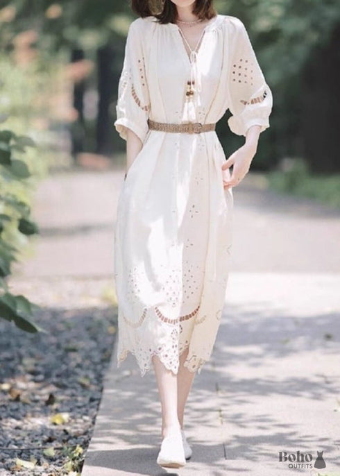 Vestido blanco bohemio con escote en V (2024)