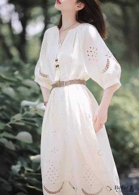 Vestido blanco bohemio con escote en V (2024)