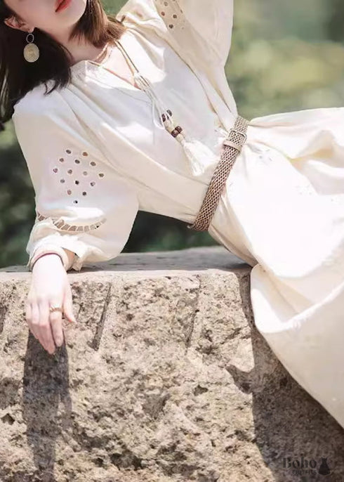 Vestido blanco bohemio con escote en V (2024)