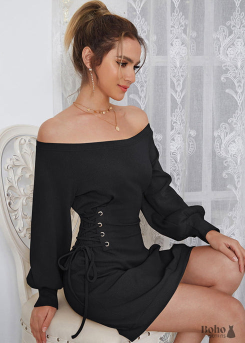 Vestido corto negro con hombros descubiertos