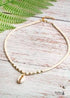 Collar bohemio de cauri de concha natural con colgante en blanco