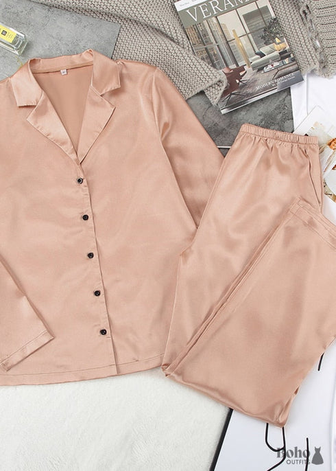 Pijama bohemio de satén Corinne en negro.