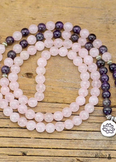 Collar bohemio de loto con 108 cuentas de mala de cuarzo rosa y amatista