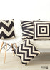 Almohada geométrica en blanco y negro