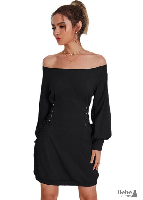 Vestido corto negro con hombros descubiertos