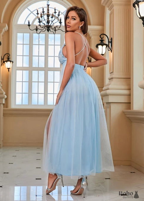 Vestido largo bohemio de malla azul con abertura en el muslo y espalda descubierta