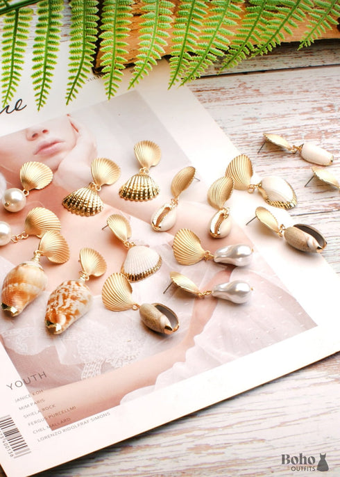 Pendientes bohemios colgantes de concha natural y cauri en oro blanco.
