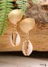 Pendientes bohemios colgantes de concha natural y cauri en oro blanco.