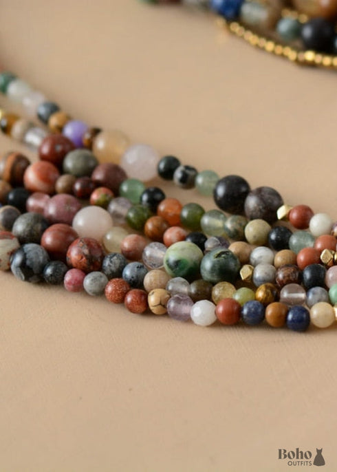 Collar bohemio de 3 capas con piedra natural blanca y colgante de lágrima.