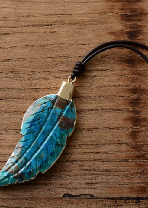 Collar bohemio con colgante de hoja de ágata azul