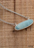 Collar bohemio con colgante de amazonita azul y cadena de plata.