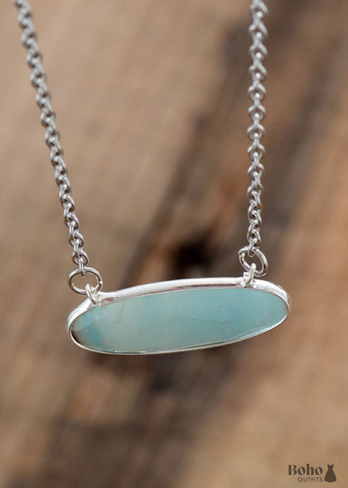 Collar bohemio con colgante de amazonita azul y cadena de plata.