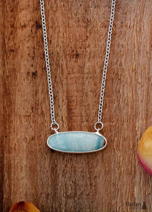 Collar bohemio con colgante de amazonita azul y cadena de plata.