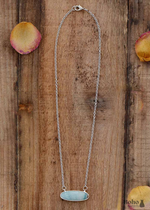 Collar bohemio con colgante de amazonita azul y cadena de plata.