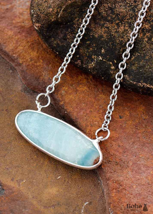 Collar bohemio con colgante de amazonita azul y cadena de plata.