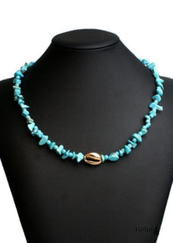 Collar bohemio con concha dorada de colores azules