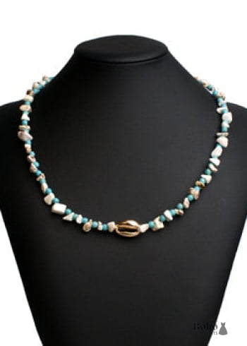 Collar bohemio con concha dorada de colores azules