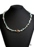 Collar bohemio con concha dorada de colores azules