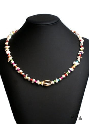 Collar bohemio con concha dorada de colores azules