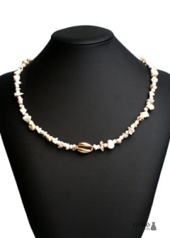 Collar bohemio con concha dorada de colores azules