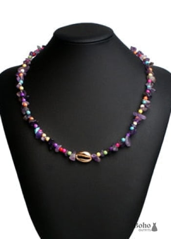 Collar bohemio con concha dorada de colores azules