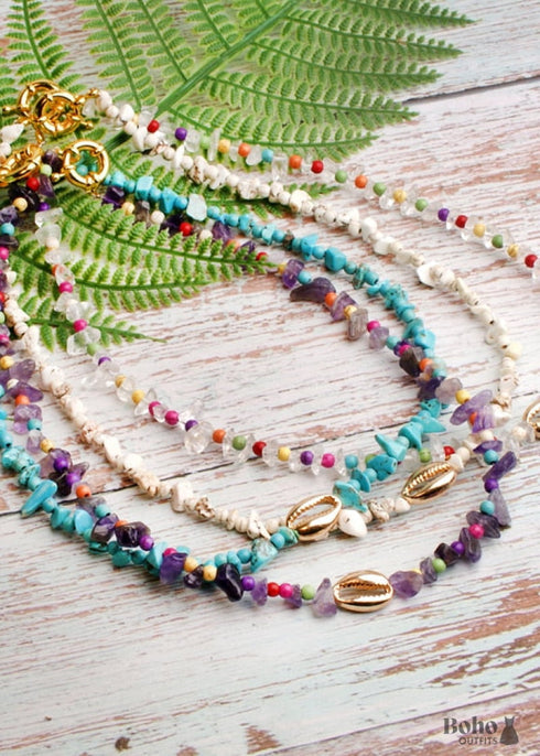 Collar bohemio con concha dorada de colores azules