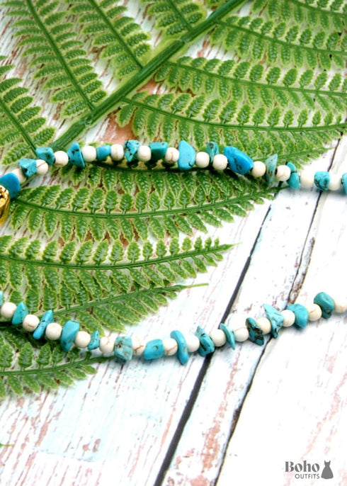 Collar bohemio con concha dorada de colores azules