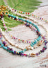Collar bohemio con concha dorada de colores azules