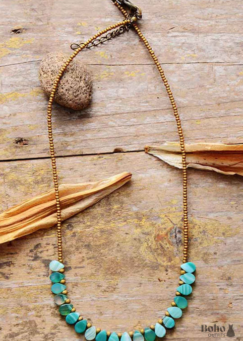 Collar bohemio con semillas de piedras semipreciosas verdes