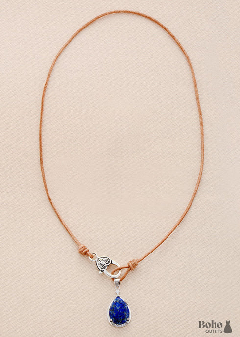 Collar bohemio con colgante de lapislázuli de cuero.