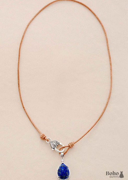 Collar bohemio con colgante de lapislázuli de cuero.