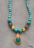 Collar bohemio con cuentas de piedra mala en turquesa y oro.