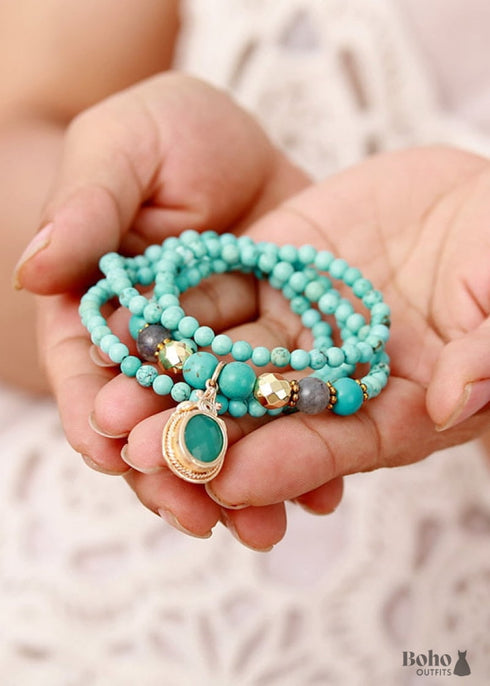 Collar bohemio con cuentas de piedra mala en turquesa y oro.