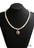 Collar bohemio de cauri de concha natural en blanco