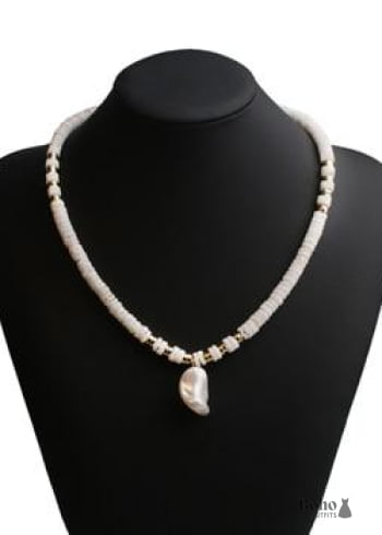 Collar bohemio de cauri de concha natural en blanco