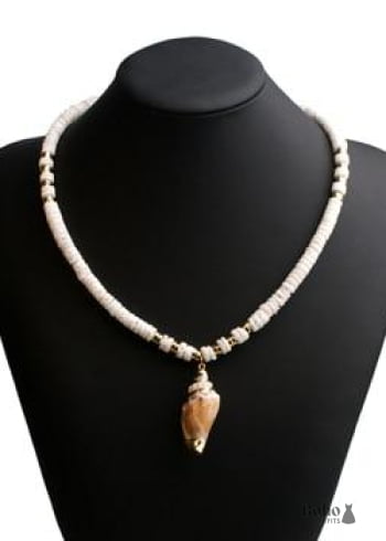 Collar bohemio de cauri de concha natural en blanco