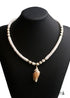Collar bohemio de cauri de concha natural en blanco