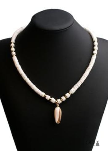 Collar bohemio de cauri de concha natural en blanco