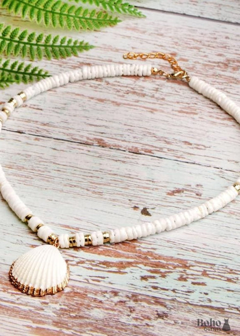 Collar bohemio de cauri de concha natural en blanco