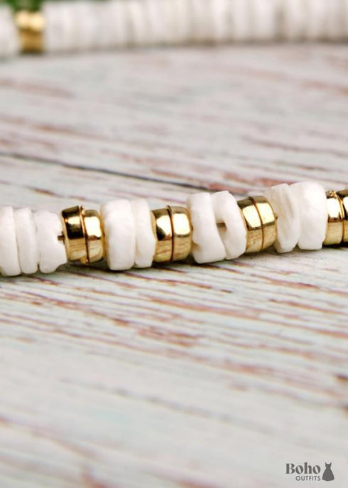 Collar bohemio de cauri de concha natural en blanco