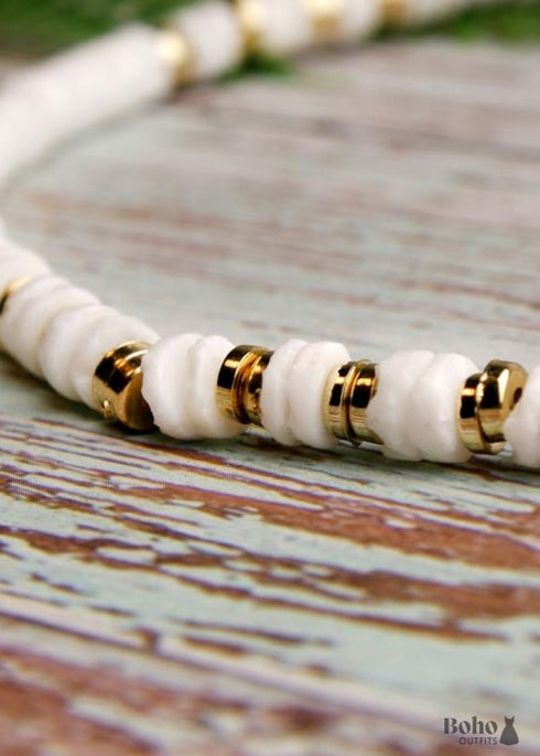 Collar bohemio de cauri de concha natural en blanco