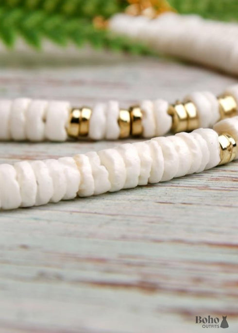 Collar bohemio de cauri de concha natural en blanco