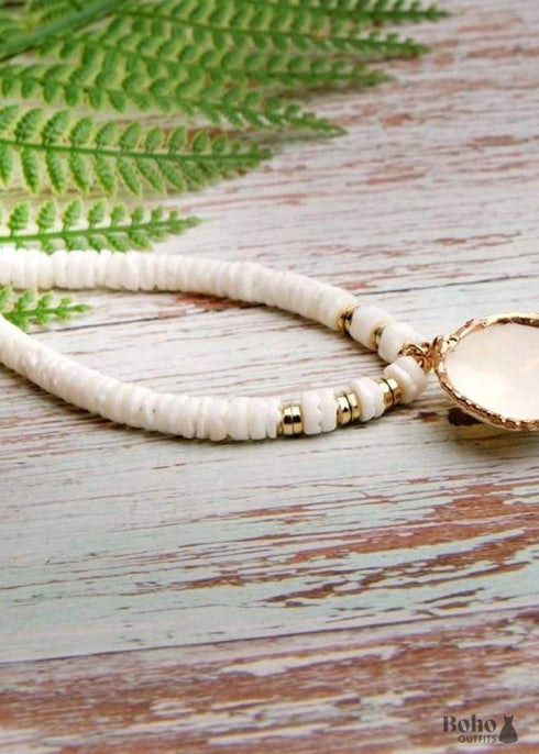 Collar bohemio de cauri de concha natural en blanco