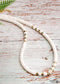 Collar bohemio de cauri de concha natural en blanco