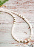 Collar bohemio de cauri de concha natural en blanco