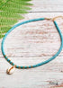 Collar bohemio de cauri de concha natural con colgante en blanco