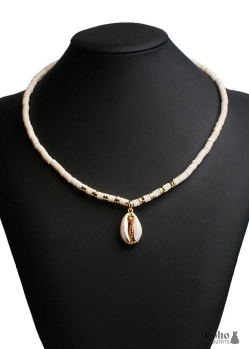 Collar bohemio de cauri de concha natural con colgante en blanco