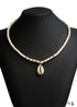 Collar bohemio de cauri de concha natural con colgante en blanco