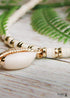 Collar bohemio de cauri de concha natural con colgante en blanco