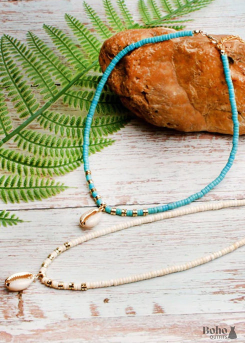 Collar bohemio de cauri de concha natural con colgante en blanco